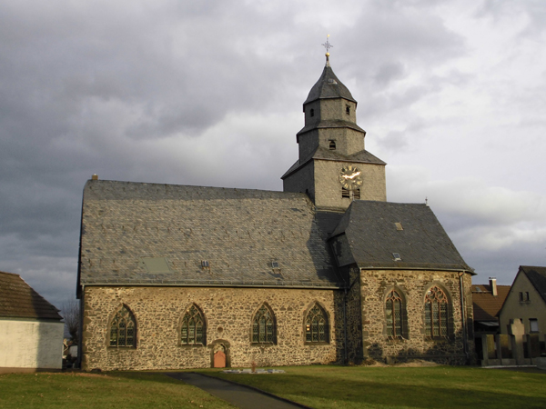 Aktuelles Bild der Kirche Grüningen - ohne die 2012 entfernten Bäume